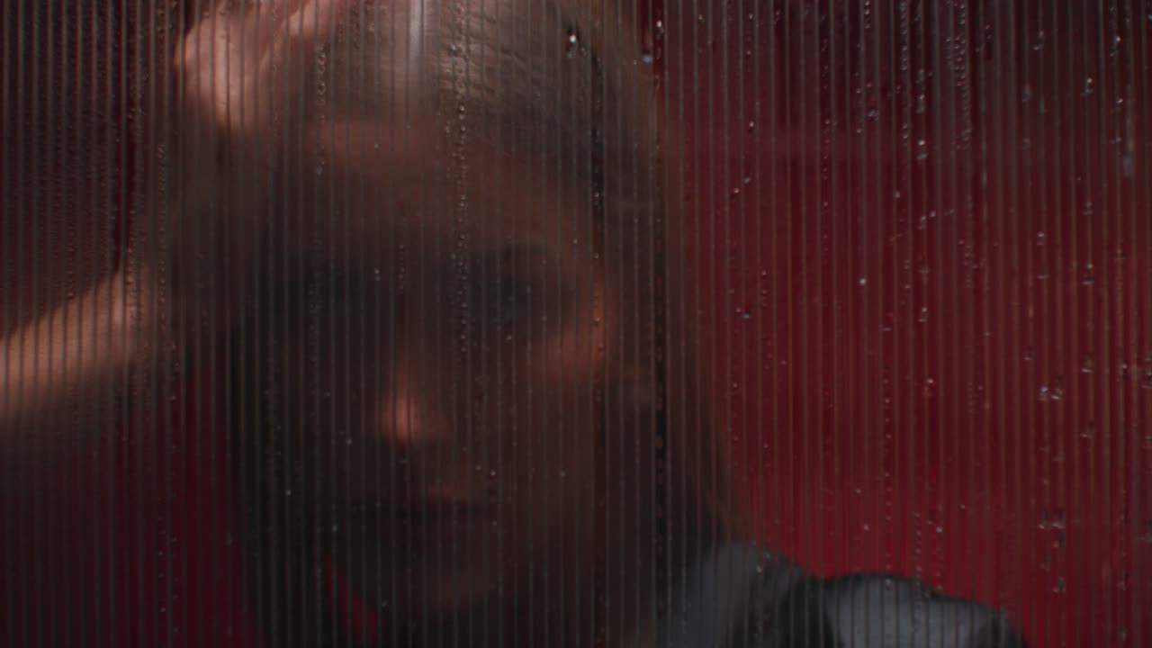 얼어붙은 유리 뒤에 있는 여자