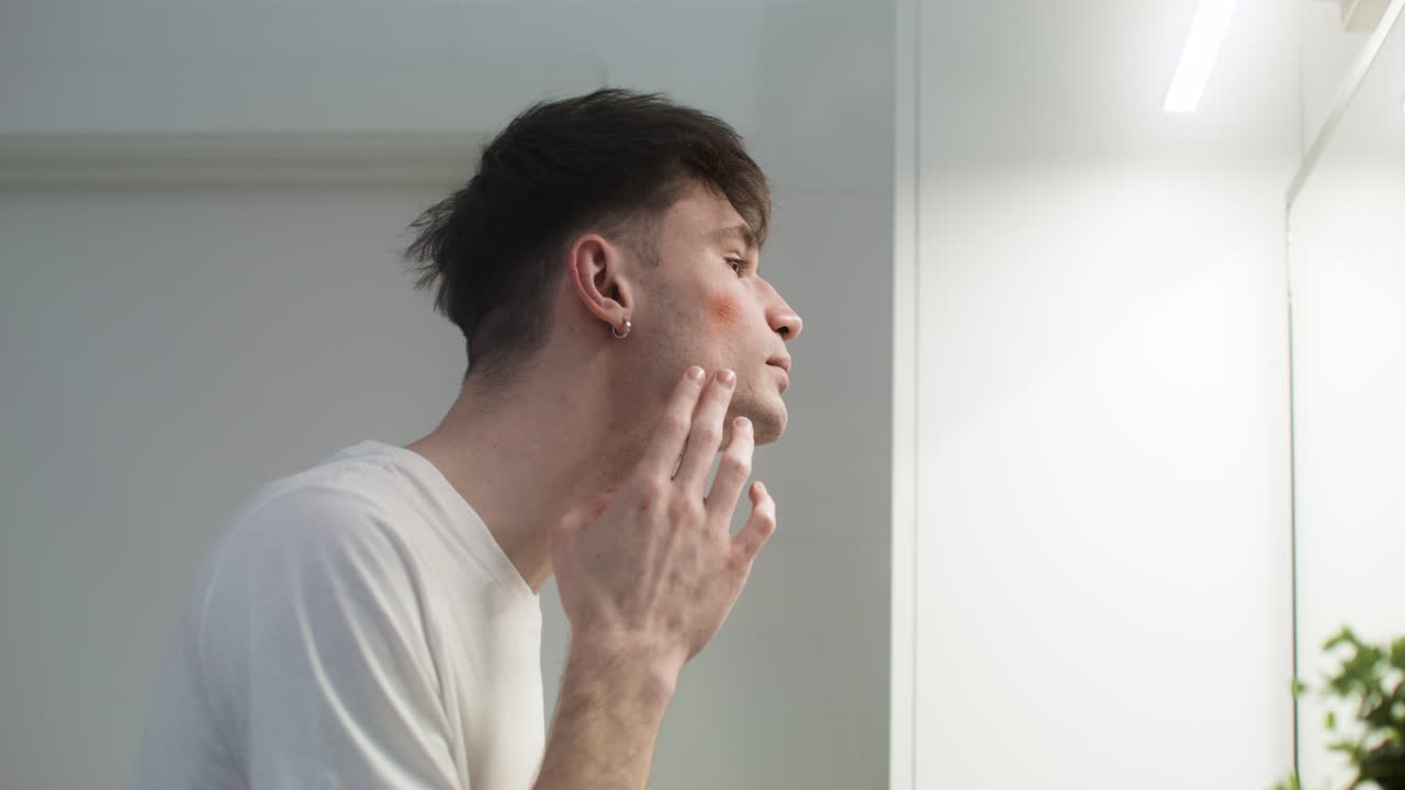 화장실에 있는 남자