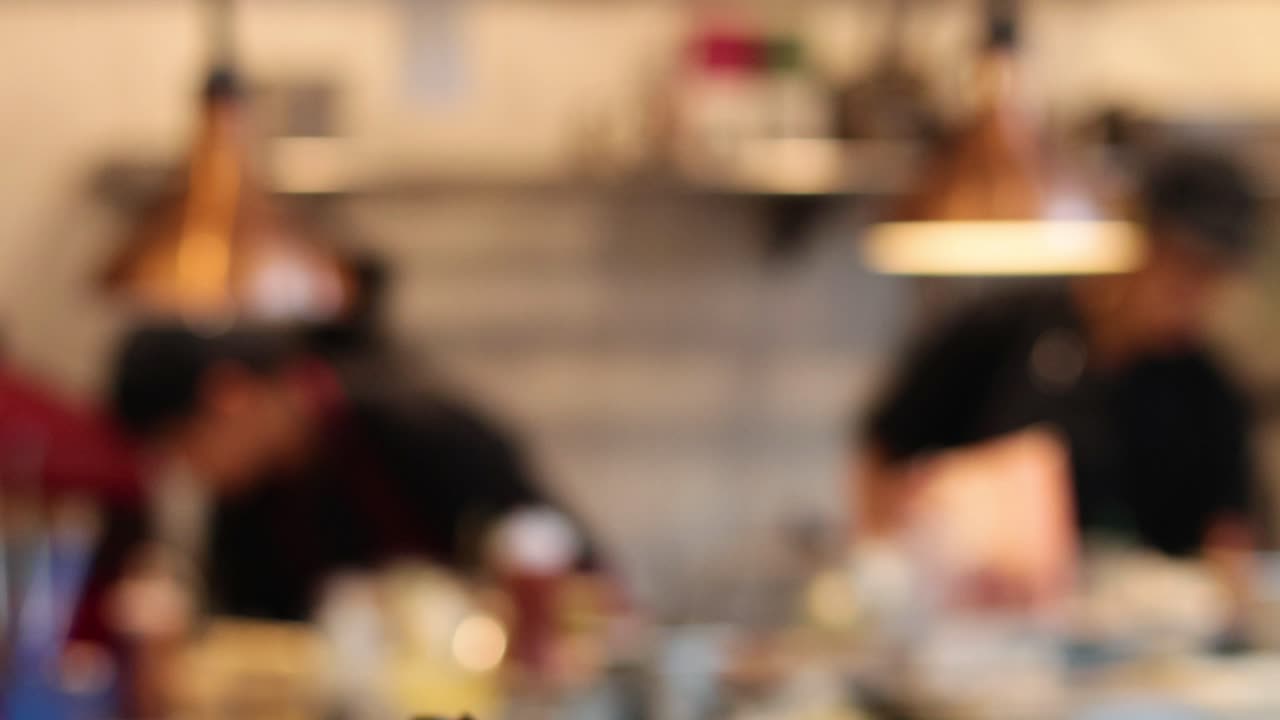 들이 비는 부에서 음식을 준비하는 요리사 들