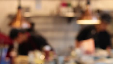 cocineros preparando comida en una cocina bulliciosa