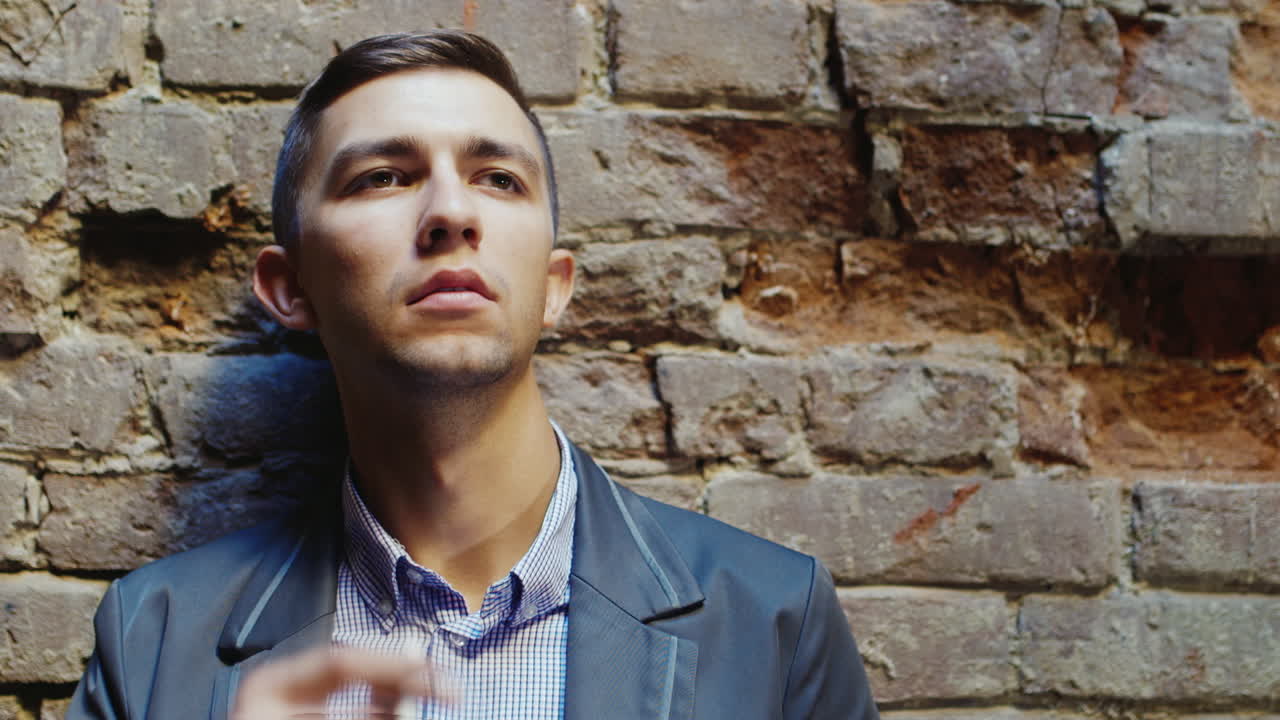 joven fuma en una casa abandonada concepto estrés depresión concepto