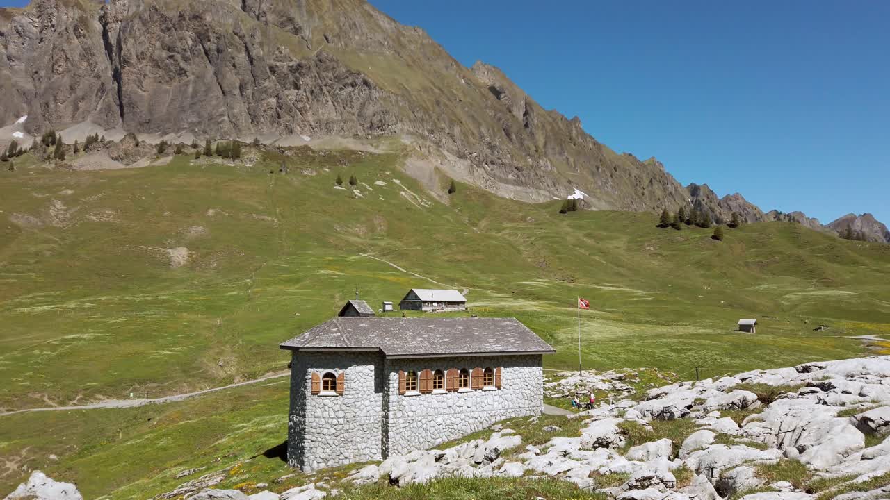 Draufsicht auf den Pragelpass Schweiz mit der Kapelle