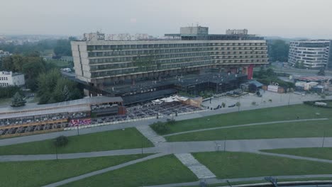 avión no tripulado disparado cracovia polonia abandonada estructura brutalista soviética hala foro al amanecer