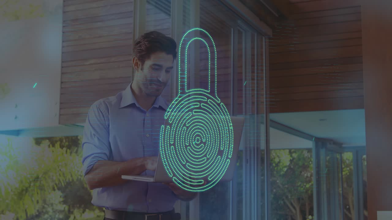 Uomo che entra in una stanza, posiziona il laptop e digita, attivando un lucchetto biometrico per un controllo di sicurezza informatica.