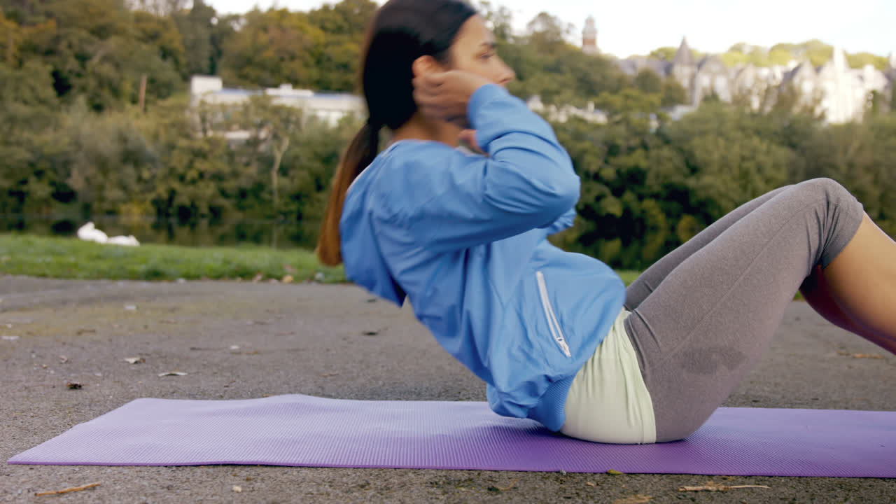 bonita morena haciendo ejercicio en el parque