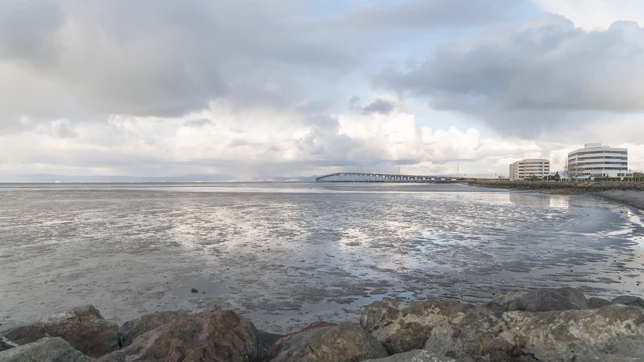 таймлапс: пасмурный день у залива и моста