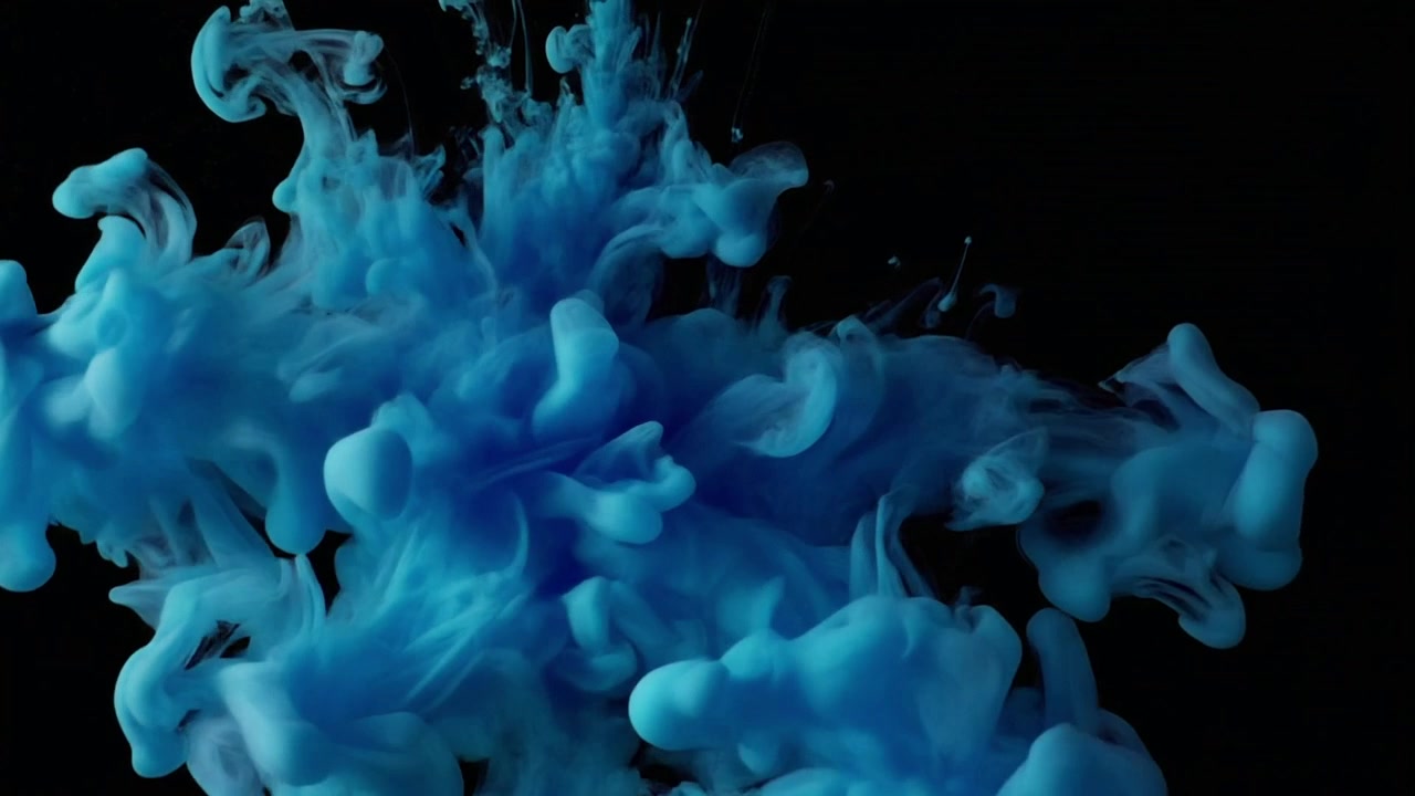 Nuvola di inchiostro blu che si dissolve nell'acqua su sfondo nero