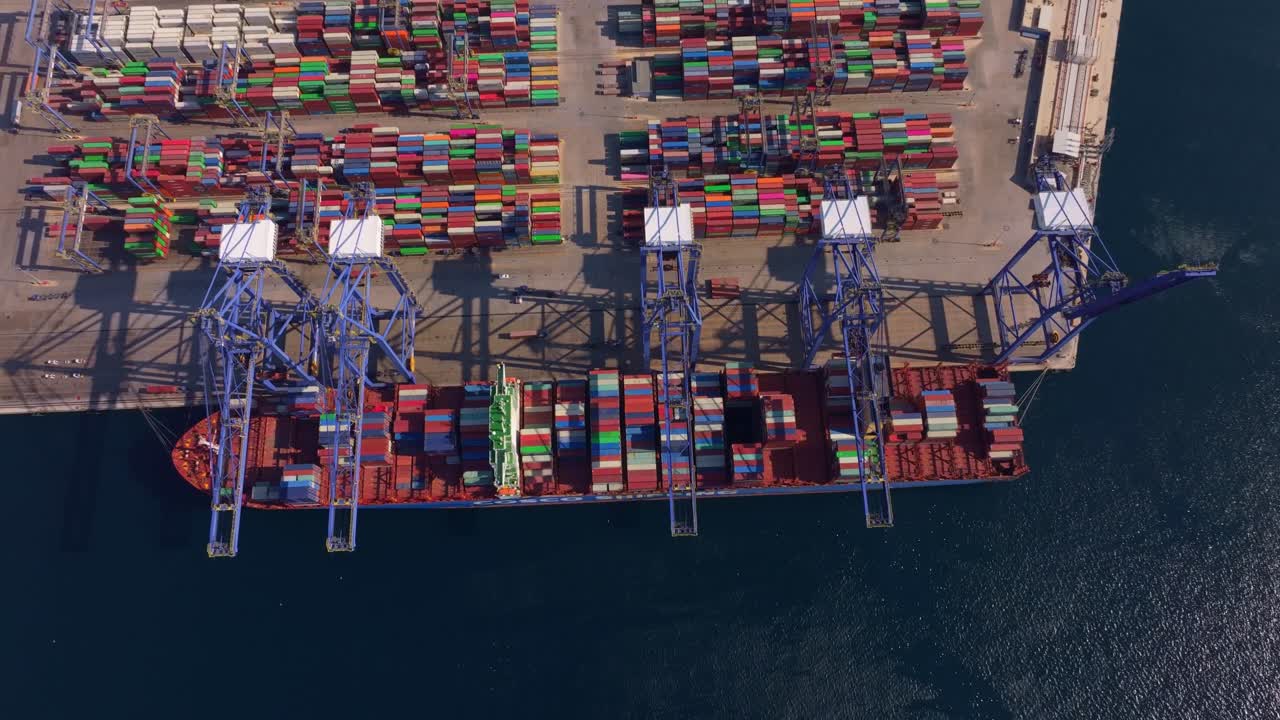 Vista dall'alto di un terminal container in attività, Salonicco, Grecia