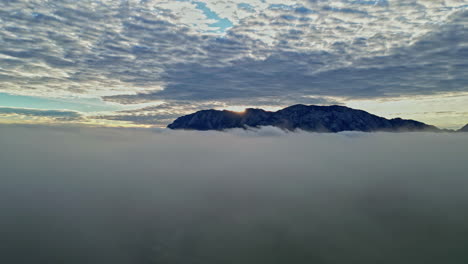 Morgennebel-Bewegt-Sich,-Während-Die-Sonne-Hinter-Den-Hohen-Gipfeln-Der-Alpen-In-Österreich-Scheint