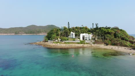vista aérea de la pequeña villa de palm beach y una pequeña franja costera en hong kong