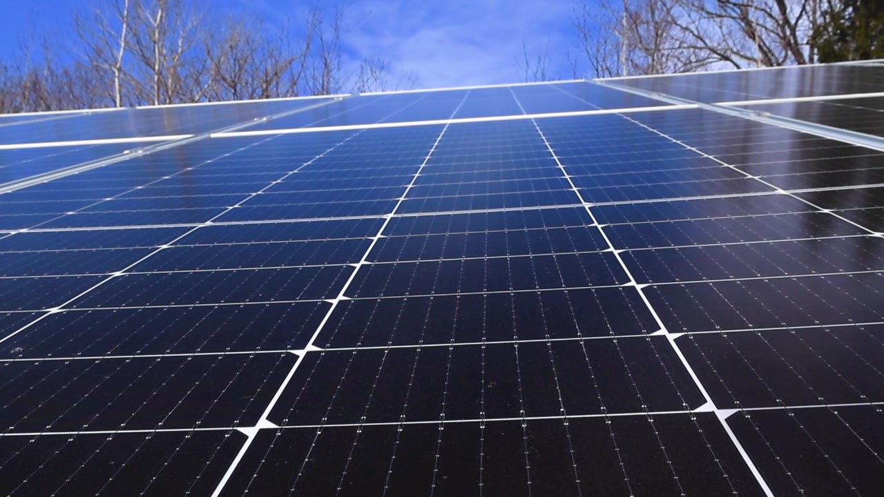 Vista dettagliata di pannelli solari fotovoltaici in una giornata di sole splendente. Tecnologia pulita che produce energia rinnovabile verde dai raggi del sole
