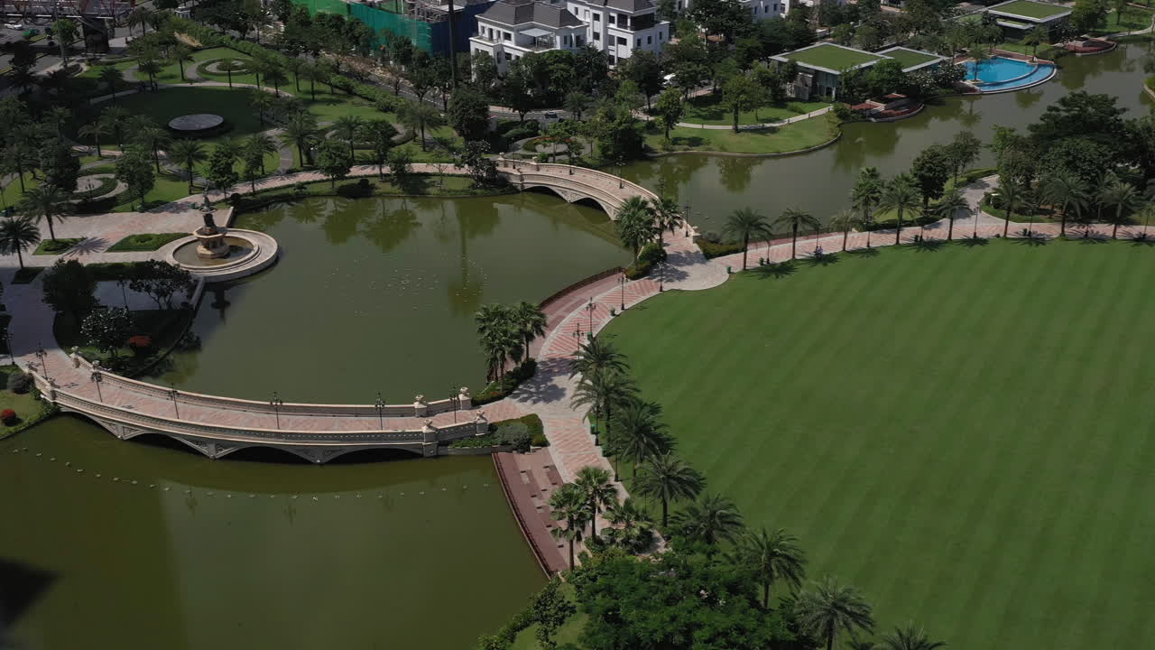 vista aérea de un hermoso parque paisajístico en un día claro y soleado con coloridas canchas de tenis para niños y putting green