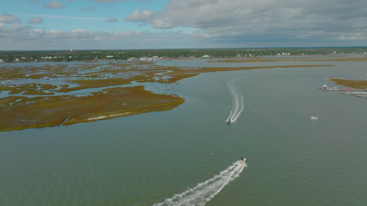 движение моторных лодок в болотистой местности