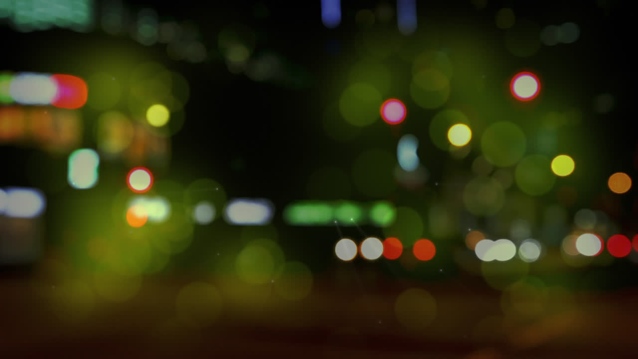 tráfico vial en la ciudad por la noche