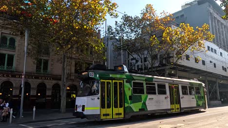 el tranvía pasa por el icónico punto de referencia de melbourne.