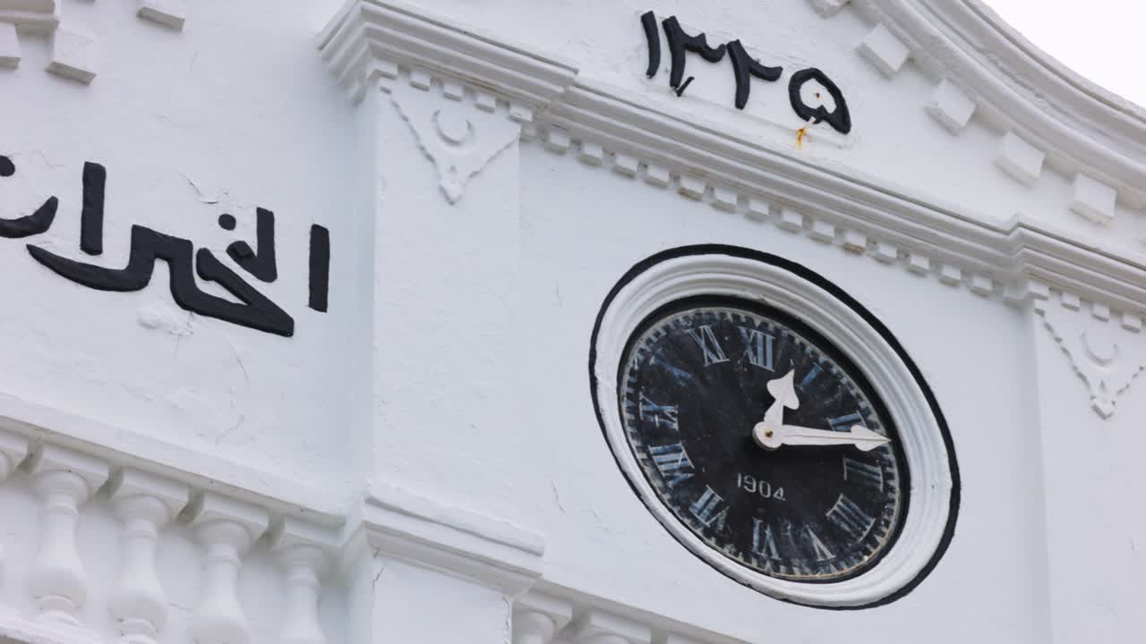 갈레 요새 (galle fort) - 미란 주마 모스크 (sri lanka) - 사원의 클로즈업 시계 (clock on the mosque close-up) - 갈레 포트에서 눈빛이 은 아름다운 사원 건물 (snow-white beautiful mosque building) - 스로우 모션 (slow motion) - 120fps 영상 (video) - 프로스 (422, 10bit)