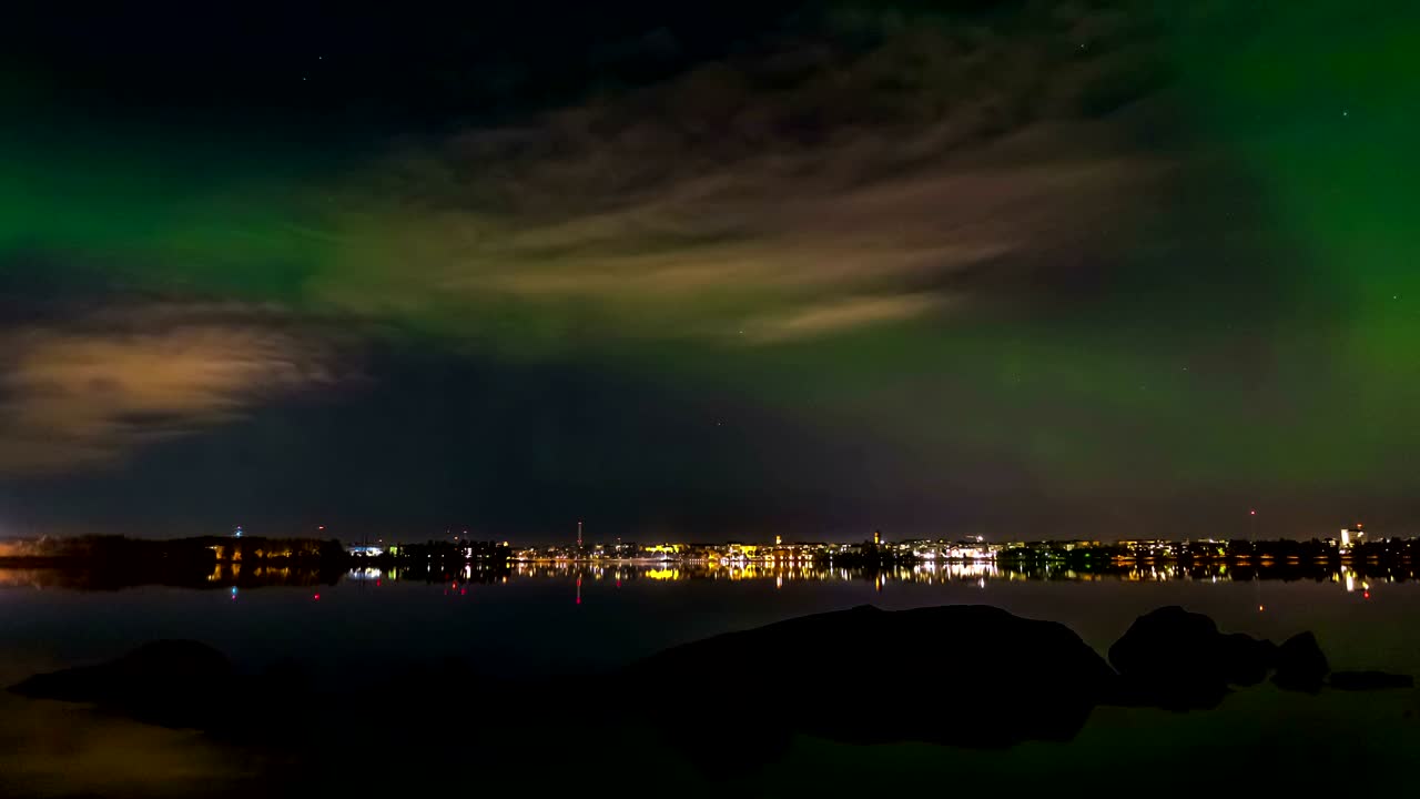 luces del norte sobre el mar