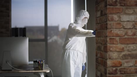 acercar el video de una persona en uniforme mirando por la ventana