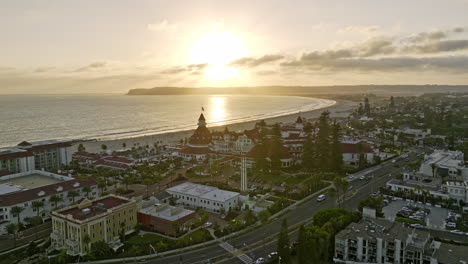 San-Diego-California-Antena-V102-Vista-Impresionante-Sobrevuelo-Y-Alrededor-Del-Gran-Hotel-Victoriano-Del-Coronado-Al-Atardecer-Con-Un-Hermoso-Reflejo-Dorado-De-La-Luz-Del-Sol---Filmado-Con-Cine-Mavic-3---Septiembre-De-2022