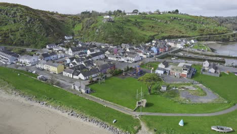 Dron-Del-Estuario-De-Waterford-Que-Rodea-El-Pueblo-Pesquero-De-Passage-Easton-Una-Brillante-Mañana-De-Primavera