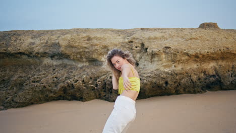 mujer bailarina sensual moviendo cuerpo flexible en la naturaleza sola. hermosa intérprete