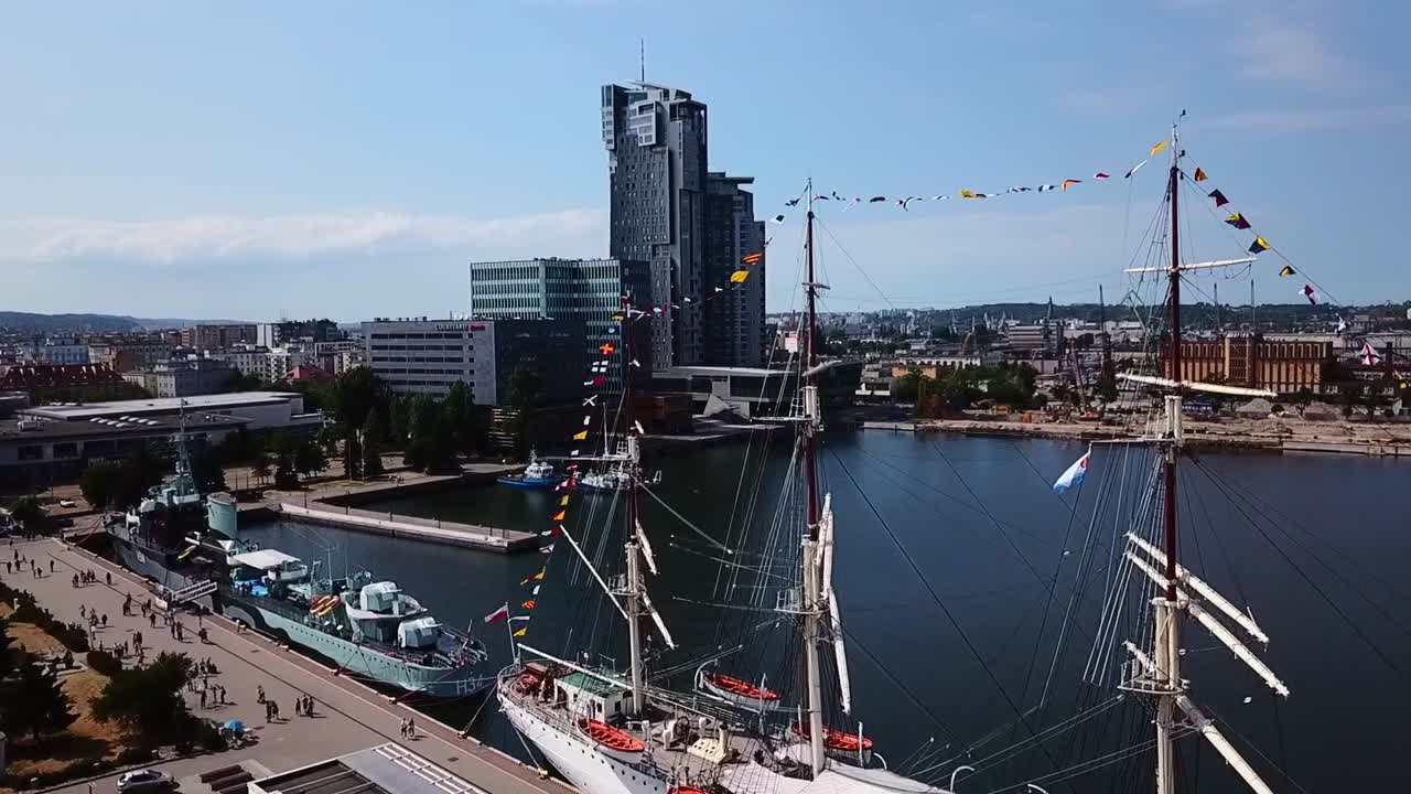 선착장에서 초고층 빌딩으로 비행