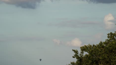 Globo-Aerostático-Flotando-En-El-Cielo,-Vista-De-Lapso-De-Tiempo-A-Distancia