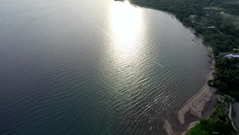 Schöne-Luftaufnahme-Einer-Küste-In-Negros-Oriental,-Philippinen,-Bei-Sonnenuntergang-Oder-Sonnenaufgang