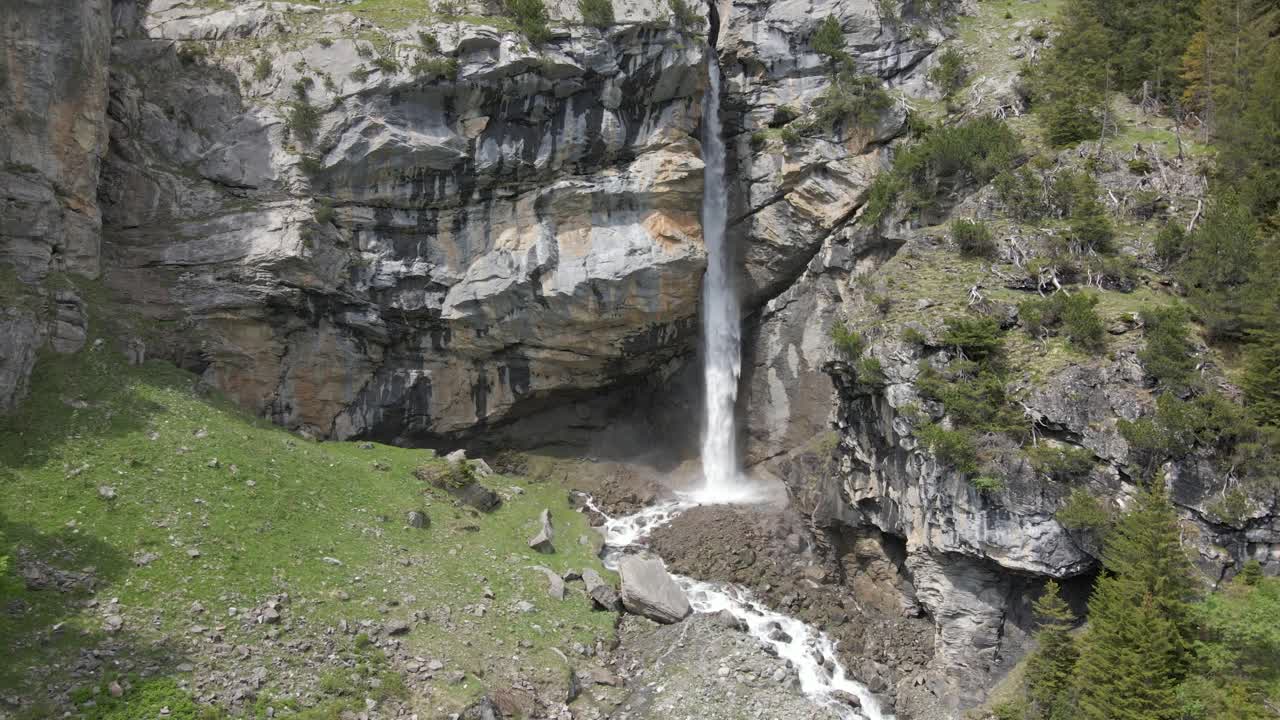 antena de rotación alrededor de una fantástica cascada escondida en los alpes suizos