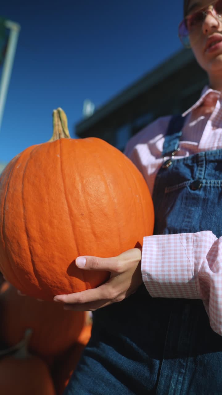 큰 호박 을 들고 있는 사람