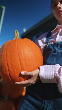persona que sostiene una calabaza grande