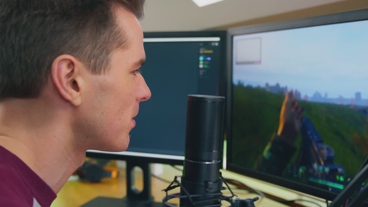 집에서 책상에 앉아서 라이브 스트리밍 슈팅 게임을 여러 모니터에서