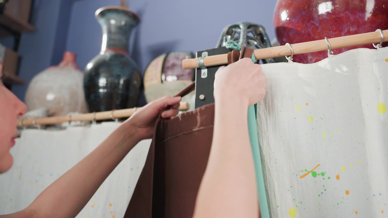 Artigiani che producono oggetti in ceramica. Artigiani ceramisti che progettano e assemblano opere in ceramica. Artigiani che creano meticolosamente diversi oggetti in ceramica all'interno di uno spazio dedicato allo studio di ceramica