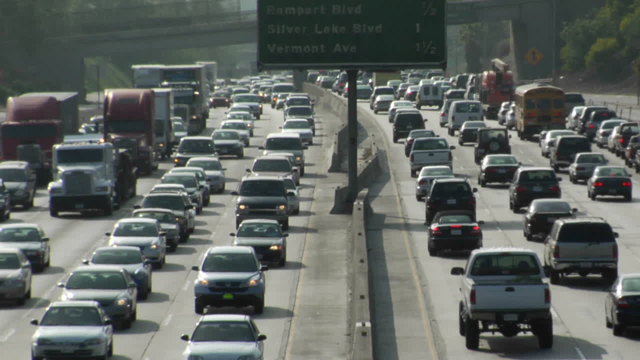 교통은 로스앤젤레스 13의 바쁜 고속도로를 따라 천천히 움직입니다.