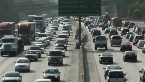 El-Tráfico-Se-Mueve-Lentamente-A-Lo-Largo-De-Una-Concurrida-Autopista-En-Los-ángeles-13