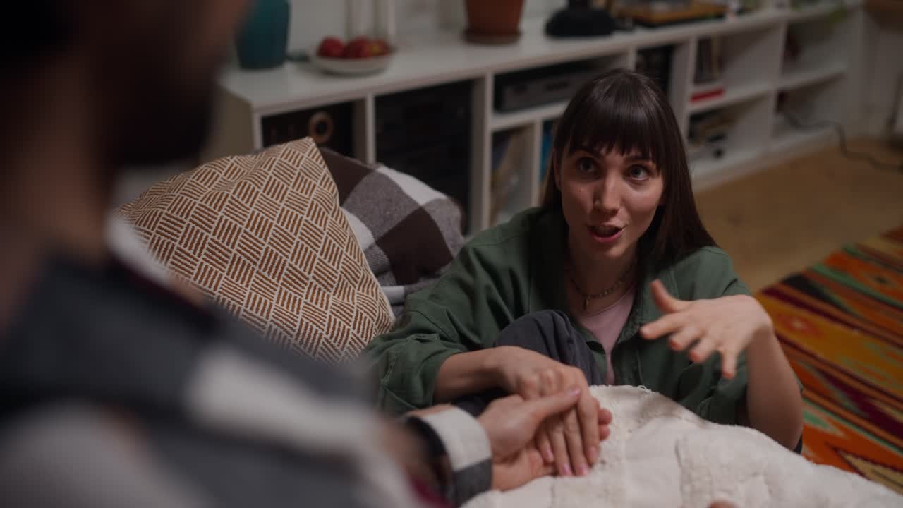 커플 이 거실 에서 대화 를 하고 있다