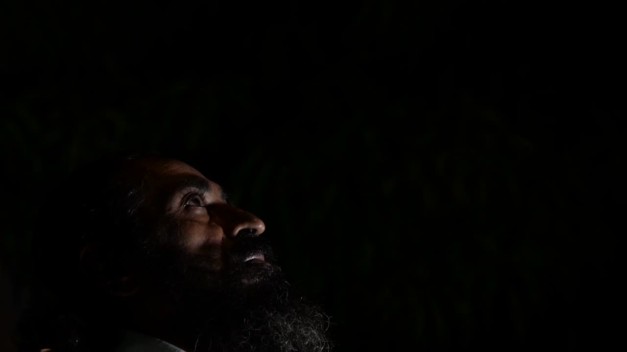 joven en la oscuridad que parece desesperanzado