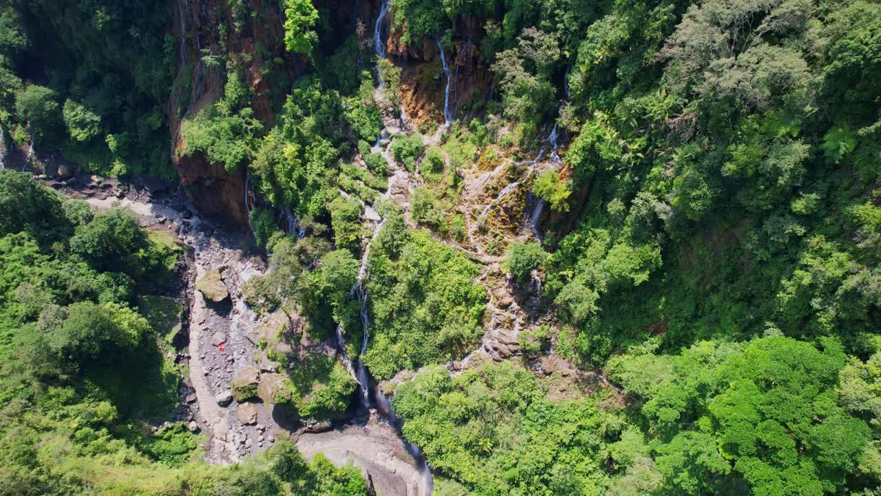 Luftfoto av den frodige Tumpak Sewu-fossen under vulkanen i Øst-Java