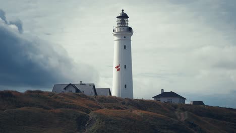 Dunkle-Wolken-Kriechen-über-Den-Leuchtturm