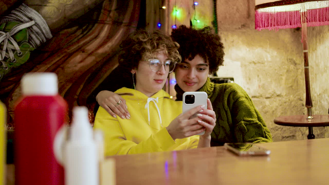 pareja de lesbianas en un bar