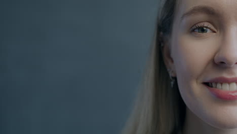 retrato en primer plano de una mujer sonriente