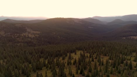 Am-Späten-Abend-Bratpfanne-Wildnis-In-Der-Nähe-Von-Aspen,-Colorado