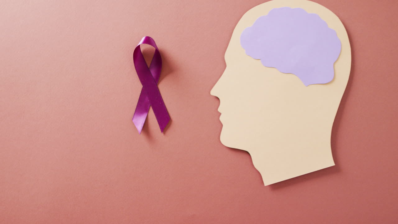 vídeo de púrpura adicionar ou fita de conscientização adhd e cabeça com cérebro roxo, em marrom com espaço de cópia.