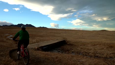 Zeitlupenaufnahmen-Von-Mountainbikern,-Die-Auf-Einem-Gemischten-Trail-Fahren