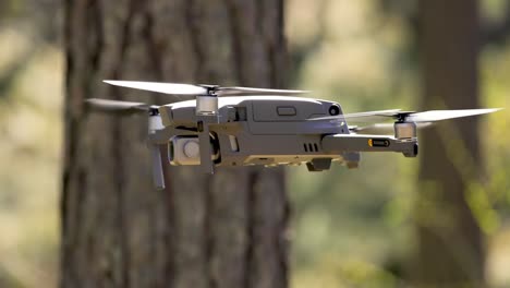 helicóptero no tripulado volando con cámara digital en el bosque