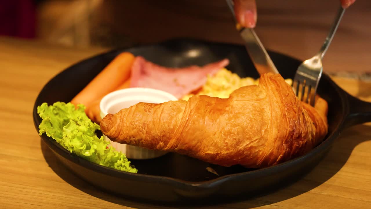 맛있는 크로아산 아침식사 햄과 러드