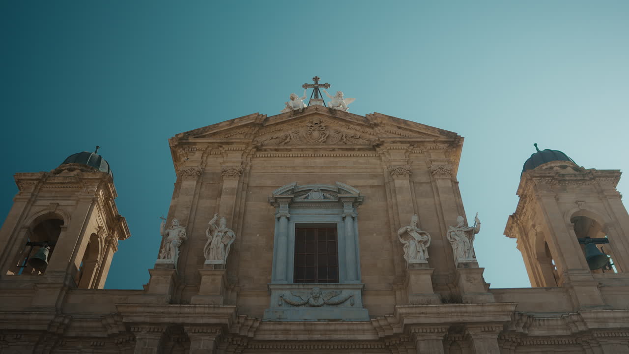 Vista statica dal basso della Chiesa Madre di Marsala, in Sicilia, Italia