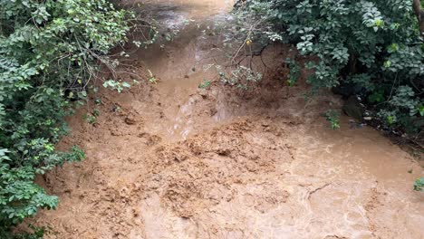 aéreo: río muy fangoso, agua corriente marrón, abuja, nigeria, revelación inclinada hacia arriba