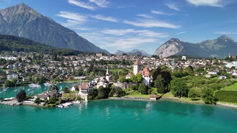 stadt spiez in der schweiz, luftansicht vom thunsee, landschaft der schweizer alpen