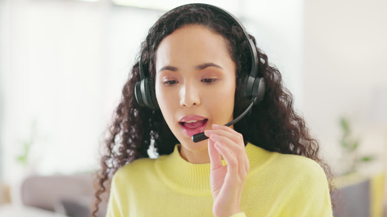 trabajo remoto, micrófono o mujer en una llamada de telemarketing